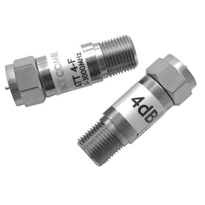 To DKT F-stik dæmpere, 4 dB og 8 dB, med F-han til F-hun stik og løs omløber.