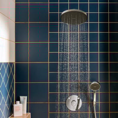 Hansgrohe Activera S hovedbruser 240 mm i krom med Rain stråletype i brug, tilsluttet til indbygningsarmatur.