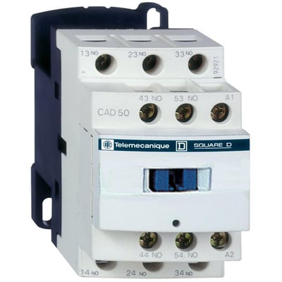 Hjælperelæ Telemechanique Square D CAD 50 med 5 NO kontakter og en mekanisk afbryder på fronten, monteret på DIN-skinne.