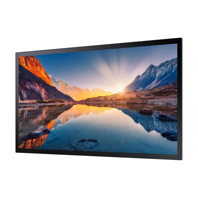 Sort Samsung QMB-T digital signage-skærm på 55 tommer set skråt forfra med et farverigt bjerglandskab på skærmen.