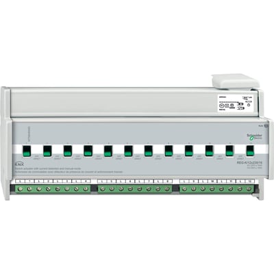Schneider Electric DIN relæudgang med 12 kanaler, strømmåling og manuel betjening, monteret på DIN-skinne med grønne skrueklemmer.