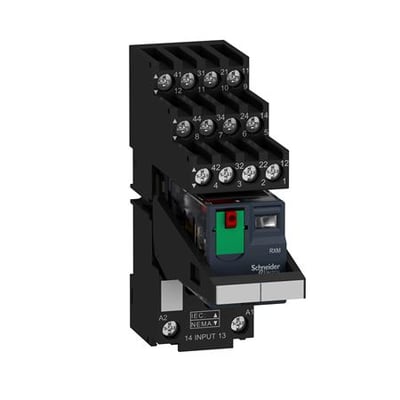 Schneider Electric RXM relæ med sokkel, 4 C/O kontakter og testknap monteret på hvid baggrund.