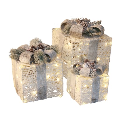 Sæt af tre Nordic Winter julepakker i forskellige størrelser, hvide med lys, sløjfer og kogler, isoleret på hvid baggrund.