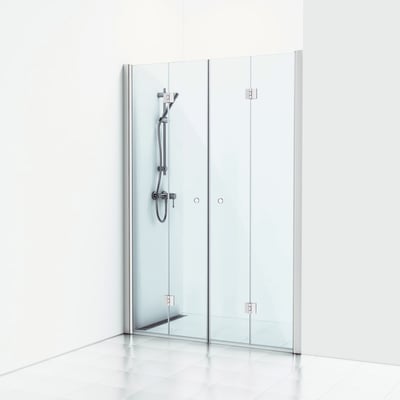 Svedbergs Skoga nichebruser med dobbelte foldedøre i klart glas og mat aluminiumsprofil monteret i badeværelse.