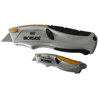 Ironside-knivsæt med standard- og miniversalkniv, begge med gråt greb, sorte detaljer og udfoldet blad.
