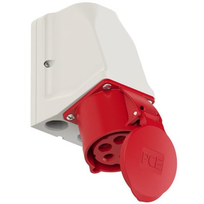 PC Electric CEE vægudtag i rød og hvid, 32A, 5P, 400V, IP44, med beskyttelsesklap der viser PCE logo.