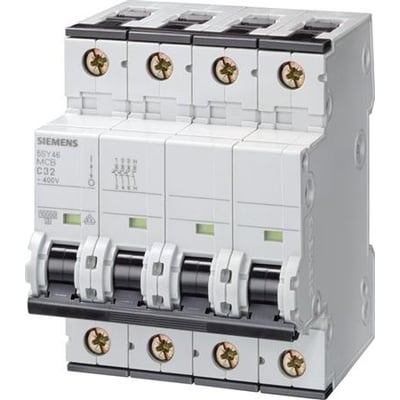 Siemens SENTRON 5SY4450-7 automatsikring på 50 A med fire poler og sorte betjeningsgreb, set let skråt forfra.