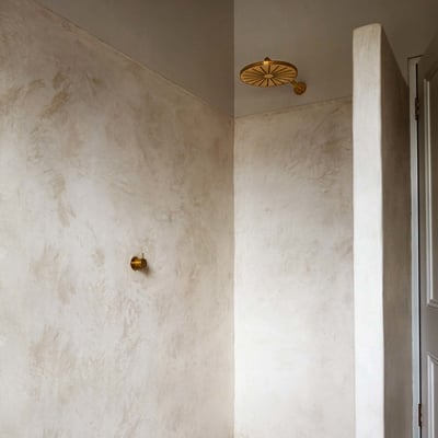 Elegante Vola 1-grebsblander i messing med keramisk ventilenhed, vist i et moderne badeværelsesmiljø.