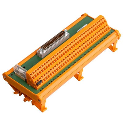 Weidmüller interface-modul med terminaler og D-sub-stik, set skråt fra oven med orange terminalrække og grøn printplade.