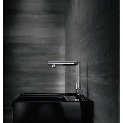 Hansgrohe AX Uno Select 220 højt krom håndvaskarmatur på en sort vask med mørk, tekstureret bagvæg.