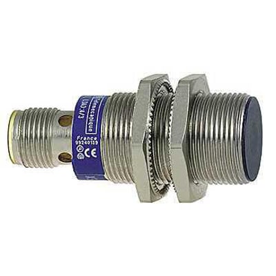 Detaljeret billede af Schneider Electric induktiv sensor XS1N18PA349D, M18, PNP, SL med metalhus og fastgørelsesmøtrikker.