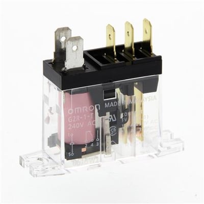 Omron SPDT relæ med 10A og 240 VAC, fremhæver quick connect terminaler og klar plastkabinet, der viser den lyserøde spole.