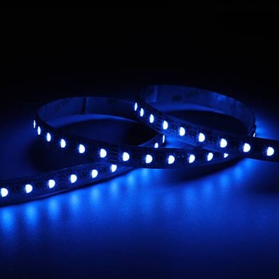 Ansell Lighting P-Cell LED bånd med RGBW lys og 120° spredning, der viser båndets lysende dioder i en levende blå farve.