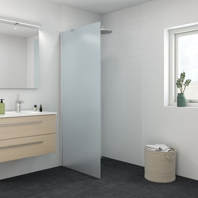 Dansani Match fastvæg med frostet glas og satin profil, vist i et moderne badeværelsesmiljø ved siden af et badekar.