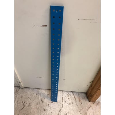 Maskinfabrikken Universals blå hulplade til værktøjstavle, 1000x70mm, med firkantede huller og kantbukning.