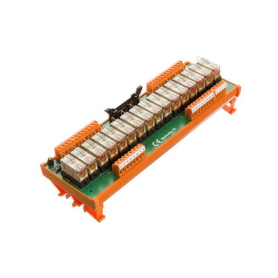 Weidmüllers 20-polede interfacemodul med relæ til 24 V DC ses skråt med orange klemmer og en række relæer.