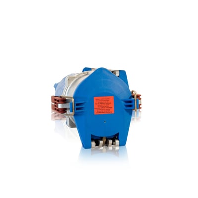 Blå CEE forlænger med 160A, 6h og IP67 beskyttelse, viser den solide konstruktion med metaldele og fastgørelsesklemmer.