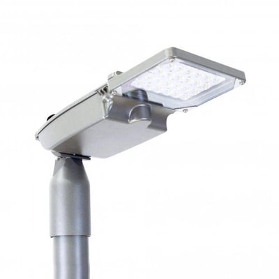 Lysel URBAN-X PRO vejarmatur med 11.200lm og PP2 optik, monteret på stolpe mod hvid baggrund.