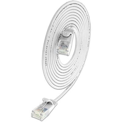 Hvidt SLIM Light U/UTP Kat.6-patchkabel på 30 meter, rullet sammen med gennemsigtige netværksstik.