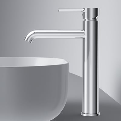 AM.PM Spike Tall Basin Mixer, en etgrebs vandhane i krom, placeret ved siden af en hvid håndvask på en grå baggrund.