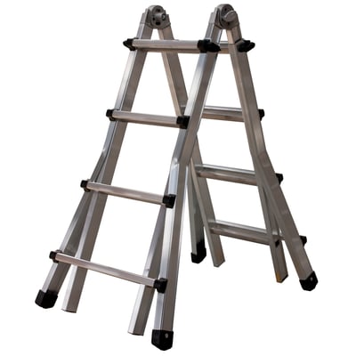 JUMBO Stillads Proff multistige i aluminium står udfoldet som en A-formet wienerstige med trin på begge sider.
