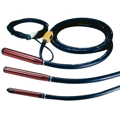 Stavvibrator med 38 mm diameter, rød metalkappe og sort manøvreslange, forbundet til 10 meter el-kabel med stik.