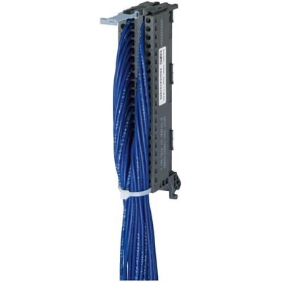 Siemens S7-1500 frontstik med 40 leder, 5 meter lang, vist på hvid baggrund med blå kabler.