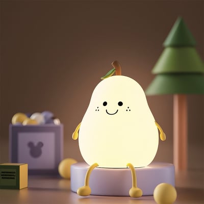 MOCHI pæreformet natlampe i blød silikone lyser varmt med et smilende ansigt og gule arme og ben.