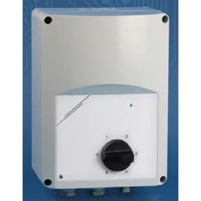Hastighedsregulator med 5 trin og sort drejeknap til AC-ventilatorer, maks. 10A/230V, vist på blå baggrund.