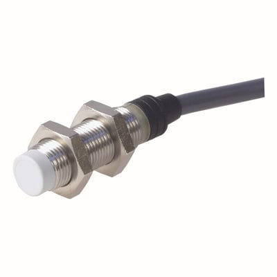 Carlo Gavazzi induktivaftaster IA12ELN04UC med M12-gevind, sølvfarvet hus, hvid front og sort kabel.