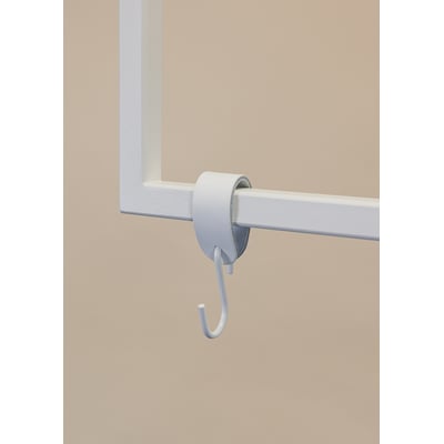 Metallbude læder S-krog i hvid, vist monteret på en hvid metalstang med beige baggrund.