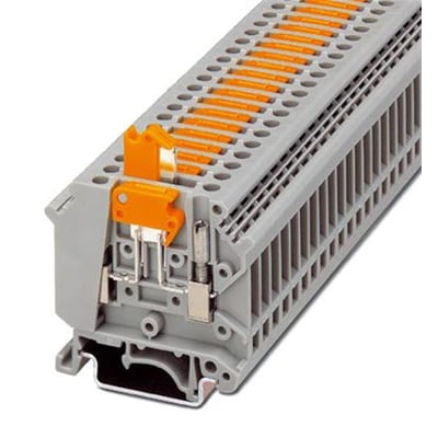 Tæt på detaljerne på en Phoenix Contact UK 5-MTK-P/P knivskilleklemme, der viser skrueforbindelser og skrueterminaler.