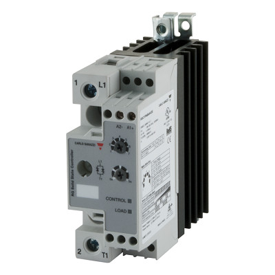 Carlo Gavazzi 1-polet analogstyret solid-state-relæ med gråt kabinet, sorte køleribber og synlige tilslutninger.