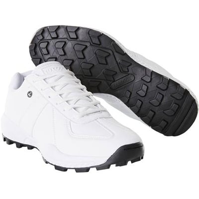 Mascot hvide sneakers med snørebånd og en kraftig, sort ydersål med godt greb, model 940.