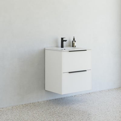 Dansani Mido+ Classic 61 cm møbelsæt i hvid mat monteret på en råhvid væg med moderne gulv.