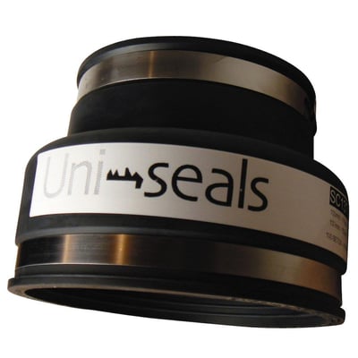 Uni-Seals kobling med hvid mærkat, der viser specifikationer for 100 mm betonrør og 137-152 mm diameter.