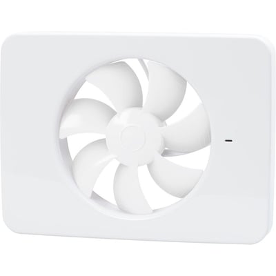 Nærbillede af Fresh Intellivent Celsius ventilatorens ventilatorvinger og hvide kabinet, vist i en vinkel.