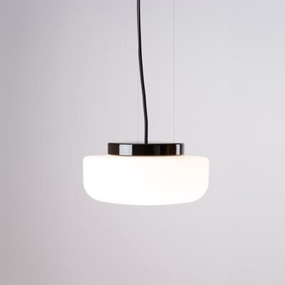 Ifö Electric Solenne pendel med sort metaltop og mat opal glaskuppel, der hænger i en sort ledning.