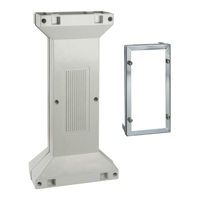 Schneider Electric grå sokkel RAL 7035 til PLM54/64 fremstillet af polyester, med separat monteringsramme.
