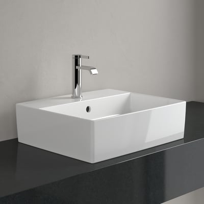 Detaljebillede af Villeroy & Boch Memento 2.0 håndvasken monteret på en mørk bordplade i et moderne badeværelsesmiljø.