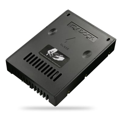 Sort ICY DOCK EZConvert Lite MB882SP-1S-3B harddiskadapter til montering af et 2,5"-drev i 3,5"-format, set skråt ovenfra.