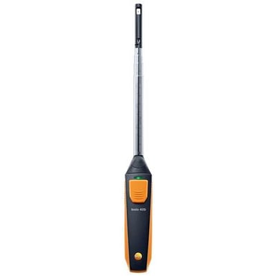 Testo 405i trådløst termisk anemometer med orange og sort håndtag, stål føler og grøn indikatorlampe på hvid baggrund.