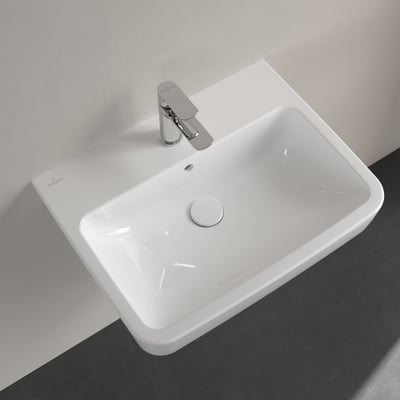 Oversigtsbillede af Villeroy & Boch O.novo 60 cm hvid håndvask, med krom vandhane og afløb, placeret på en mørk bordplade.