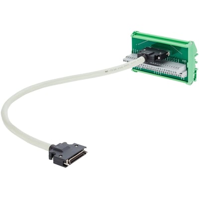 Siemens SINAMICS V90 SETPOINT kabel med 0,5m tilslutningskabel og terminal block på hvid baggrund.