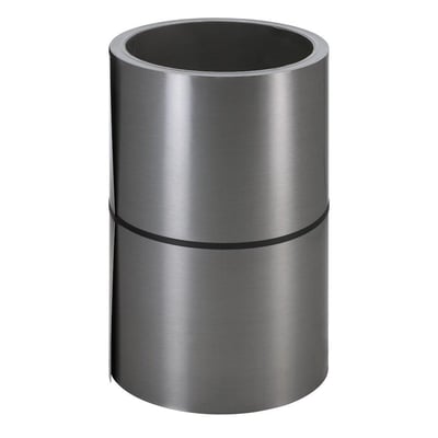 VMZINC coil i QUARTZ-ZINC, lys grå forpatineret zink med dimensionerne 0,80 x 570 mm, set fra en vinkel og bundet med sort bånd.