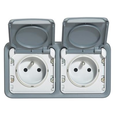 Legrand Plexo installationsdåse med to åbne stikkontakter, grå med beskyttende låg, IP55-klassificeret.