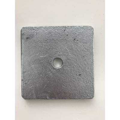 Firkantskive af varmgalvaniseret stål, 100x100x10 mm med Ø14 mm hul i midten på hvid baggrund.