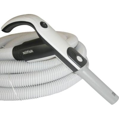 Nilfisk on/off slange, 9 meter lang med Ø35/Ø32 mm tilslutning og integreret tænd/sluk-kontakt i det hvide og sorte håndtag.