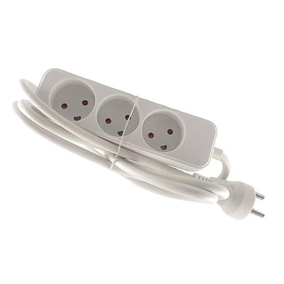 Hvid stikdåse med tre udtag, 1,5 meter ledning og stik, uden jord og afbryder, placeret på hvid baggrund.