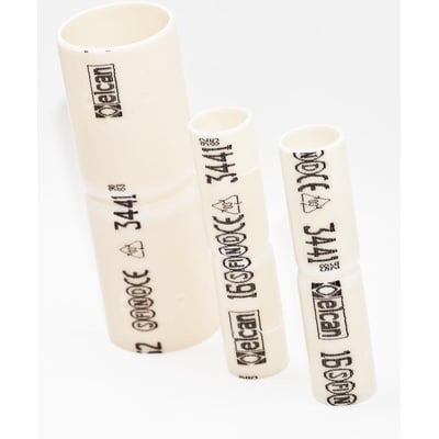 Tre polykonmuffer i forskellige størrelser i cremehvidt materiale med sort tryk. Hård model til stive plastrør.